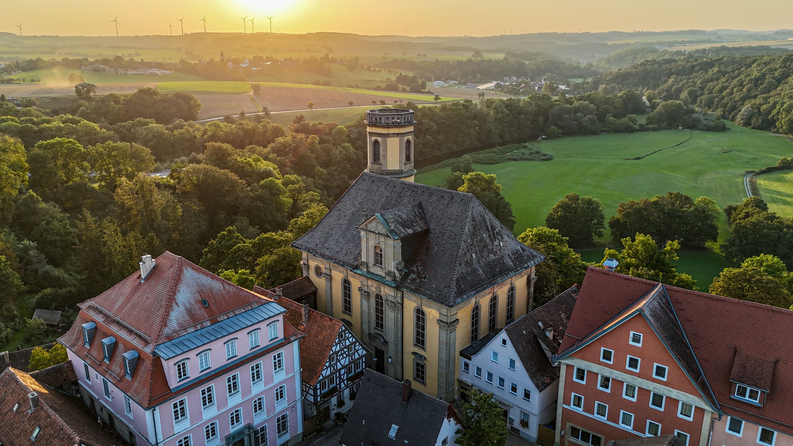 03-Stadtkirche-Kirchberg04HP Drohnenaufnahme bei Sonnenuntergang der Stadtkirche Kirchberg.