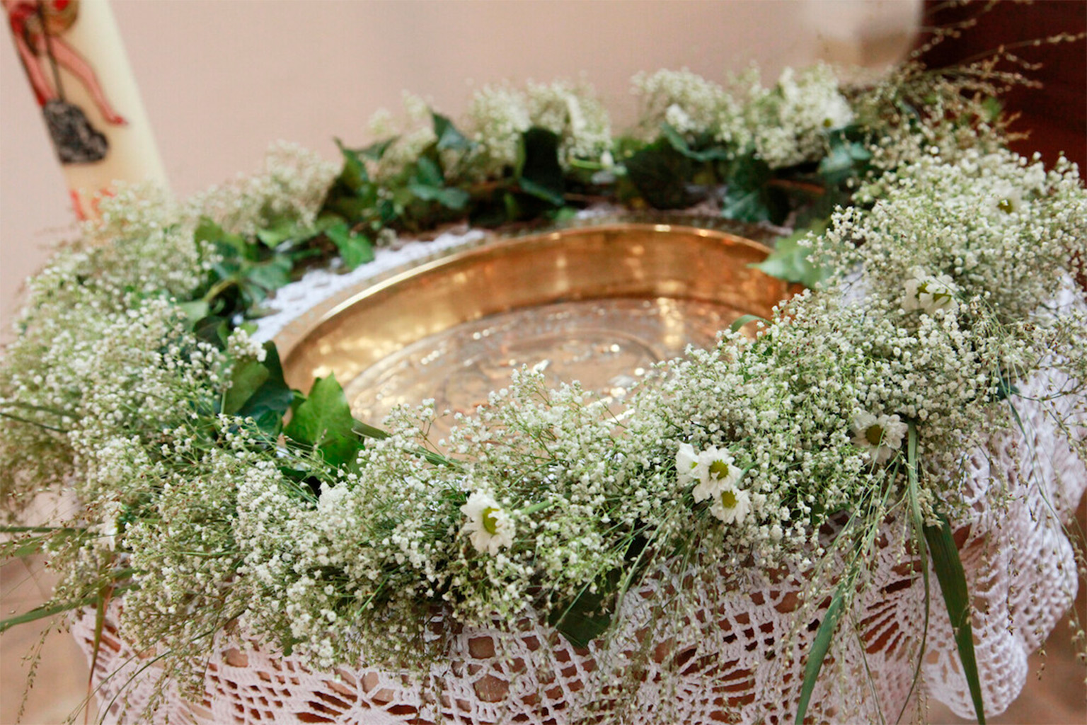 Taufbecken mit Blumenkranz