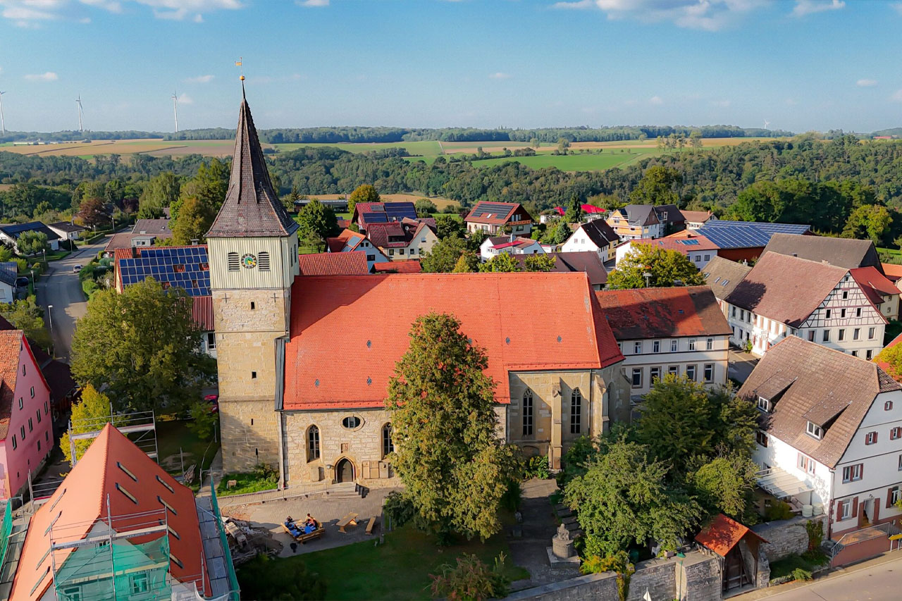 Luftaufnahme der Stephanuskirche Lensiedel